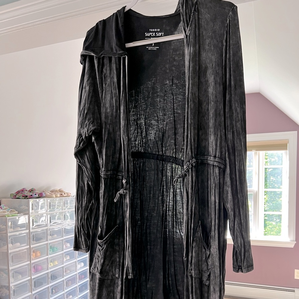 Torrid Size 3 (22/24) Super Soft long sleeve black/gray lightweight sweatshirt